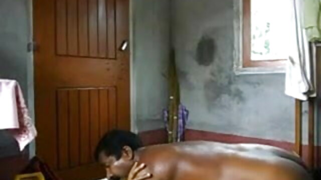 एक रसीला गधा के साथ एक महिला सोफे पर खुद को प्यार सेक्स हिंदी मूवी करती है