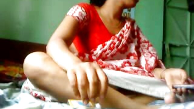 सुडौल किशोर बेडरूम में बालों वाली सेक्स करते हुए हिंदी मूवी योनी का हस्तमैथुन करता है