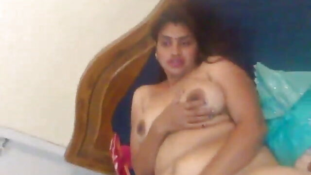 पति अपनी पत्नी को फर्श पर बालों वाली सेक्सी हिंदी फिल्म मूवी वीडियो चूत में चोदता है