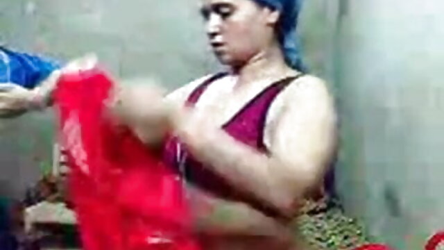 टेलर विक्सेन कैमरे पर हिंदी मूवी फुल सेक्स एक कुर्सी पर उसकी बिल्ली fondles