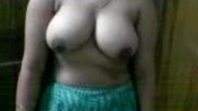 Tanned गोरा एक हिंदी सेक्सी वीडियो मूवी खेल चटाई पर एक आदमी fucks