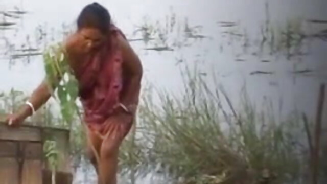 प्लेड शर्ट में एक गोरा एक आदमी को हिंदी फुल सेक्सी मूवी एक बोल्ट चूसता है और उसके साथ एक गुदा छेद में चुदाई करता है