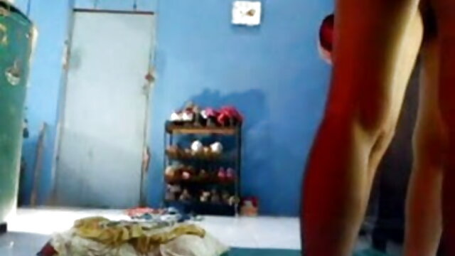 एक वर्ग के साथ एक लड़की ने एक अपार्टमेंट में कैमरे के सामने सेक्सी मूवी वीडियो हिंदी में एक दोस्त के साथ संभोग किया है
