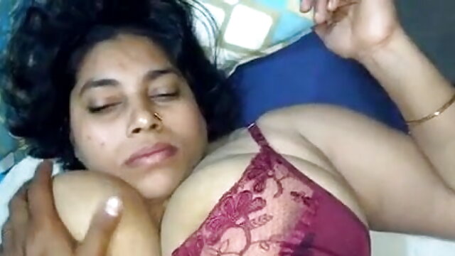 ब्लू हिंदी सेक्सी पिक्चर फुल मूवी वीडियो टॉप में लेस्बियन सुंदर अजनबी की चूत चाटता है