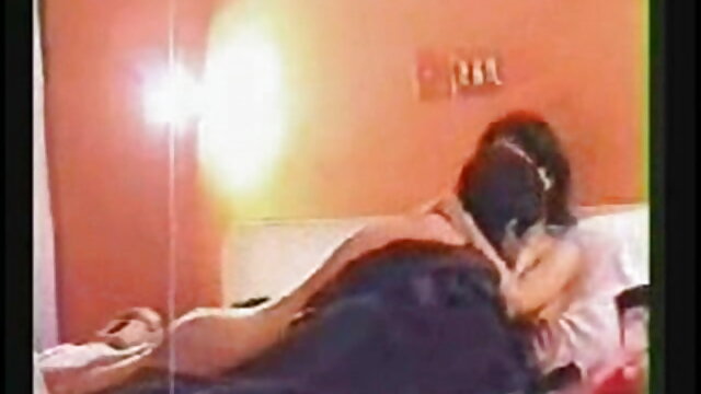 आदमी फर्श पर अपनी प्रेमिका की चूत को हिंदी सेक्सी मूवी फिल्म चोदता है