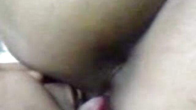 स्कीनी गोरा सेक्सी हिंदी वीडियो फुल मूवी कैम पर dildo से मरोड़ते
