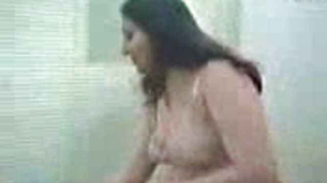 निर्देशक ने एक अठारह वर्षीय अभिनेत्री को कास्टिंग के लिए सेक्सी वीडियो में हिंदी मूवी आमंत्रित किया