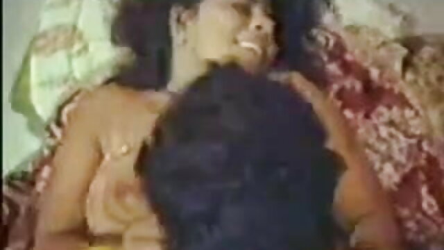 शेख़ीदार फूहड़ आर्मचेयर में हिंदी फुल सेक्सी मूवी कैमरे पर बड़े स्तन दिखाता है