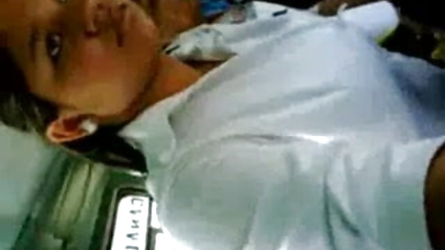 हॉट माँ हिंदी में सेक्सी मूवी वीडियो वेबकैम पर उसके बड़े स्तन दिखाती है