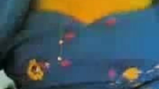 लाल सेक्सी वीडियो हिंदी में मूवी अधोवस्त्र में एक सौंदर्य एक गंजे आदमी के लिए एक pouf और एक क्षणभंगुर कालीन पर एक गहरी blowjob बनाता है