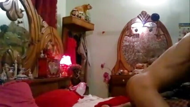 श्यामला अपने हिंदी की सेक्सी मूवी कमरे में एक उत्तेजित बिल्ली के साथ एक डिल्डो पर बैठती है