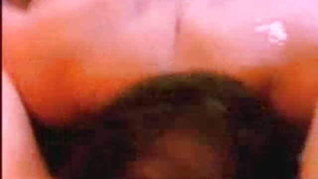 पेंटेड होठों के साथ सेक्सी वीडियो मूवी पिक्चर श्यामला बड़े स्तन दिखाती है