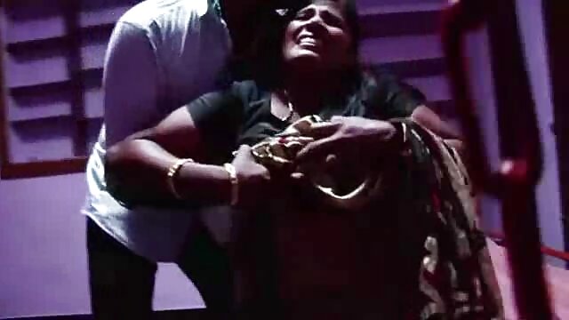 गोरा एक वेब कैमरा के सामने बाथरूम में हिंदी में फुल सेक्स मूवी हस्तमैथुन करता है