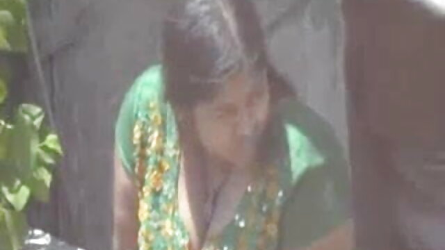 बड़े स्तन वाली महिला कैमरे पर हिंदी मूवी सेक्सी वीडियो सड़क पर स्नान करती है
