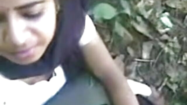 स्किनी लड़की एक वेब कैमरा के सामने अपनी फिट बॉडी को दिखाती है और सेक्सी पिक्चर हिंदी वीडियो मूवी दिखाती है