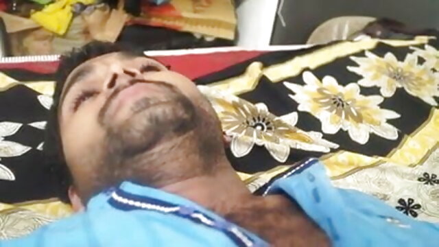 पायलट द्वारा गड़बड़ में हिंदी हद सेक्सी मूवी बड़े स्तन के साथ परिपक्व परिचारिका