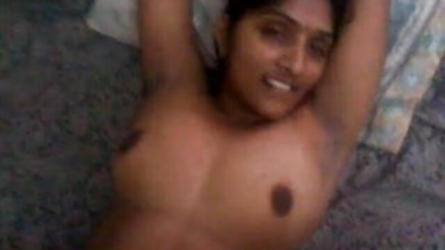 संचिका काली औरत बाथरूम में स्नान करती है और अपने प्रेमी के लिंग हिंदी सेक्सी मूवी फिल्म को चूसती है